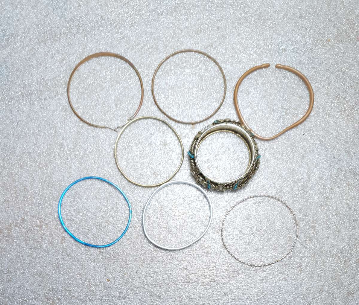 JOB LOT OF COSTUME JEWELLERIES -  BANGLES & BRACELET IN USED CONDITION.