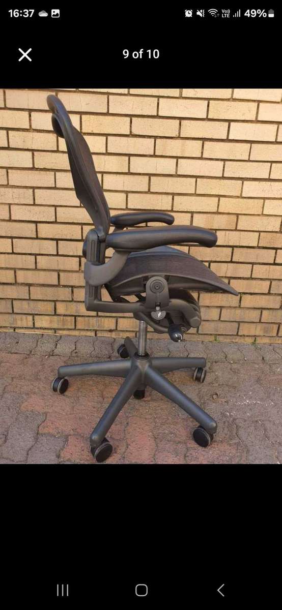 HERMAN MILLER AERON SIZE B