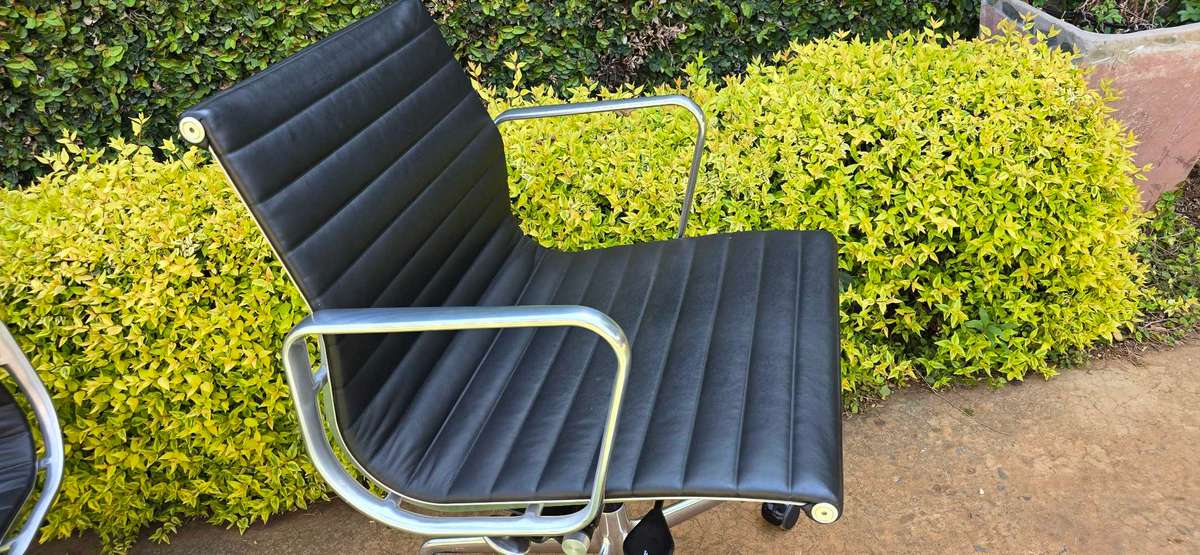 Origanal Eames EA33 OFFICE CHAIR ALUMINUM GROUP CHAIR BY CHARLES AND RAY EAMES