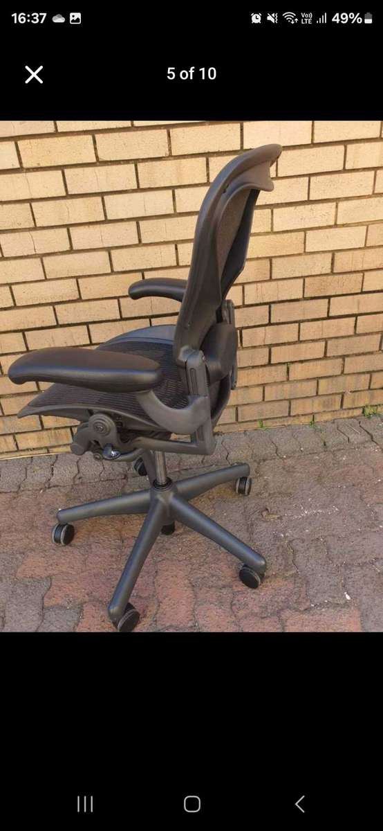 HERMAN MILLER AERON SIZE B