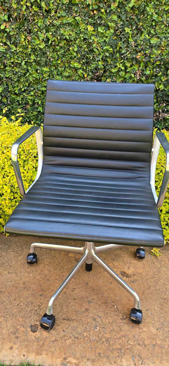 Origanal Eames EA33 OFFICE CHAIR ALUMINUM GROUP CHAIR BY CHARLES AND RAY EAMES