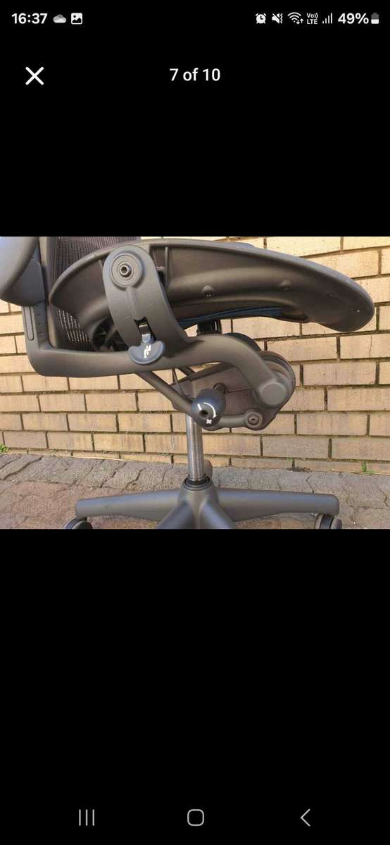 HERMAN MILLER AERON SIZE B