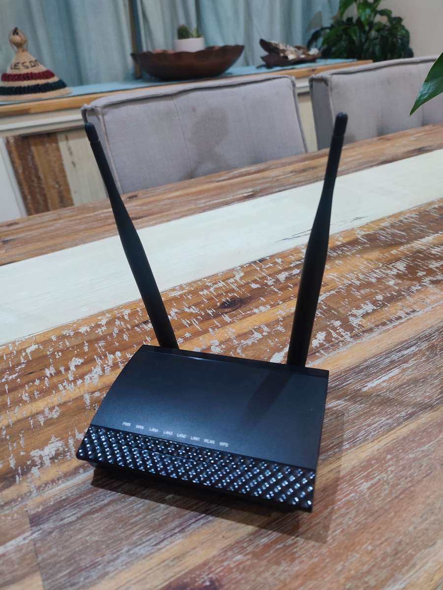 Network Bundle (Wifi Router, Range Extender, 8 Port Desktop Switch)