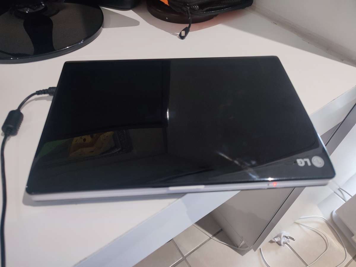 LG X110 Netbook (1.6 Ghz Intel Atom)