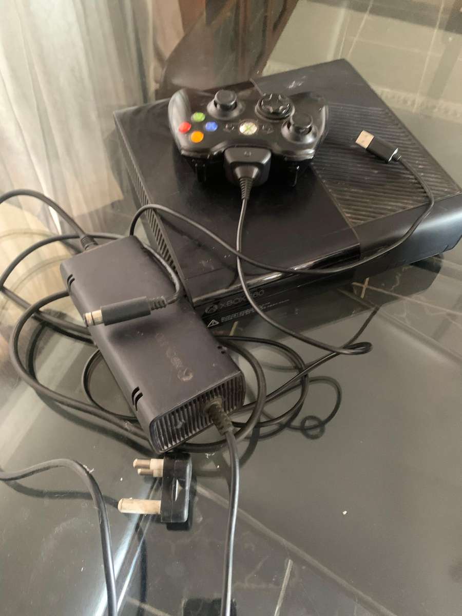 Xbox 360 with 2 controllers + Xbox charge kit