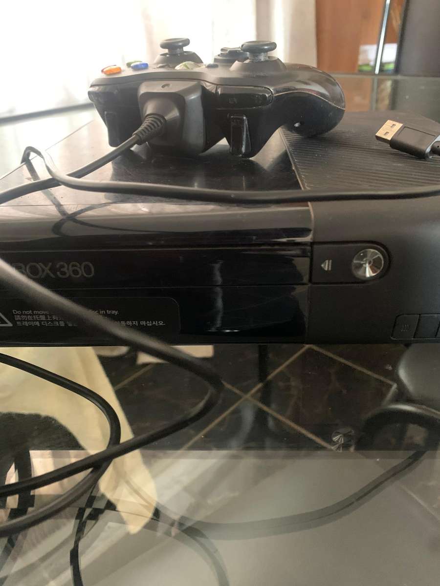 Xbox 360 with 2 controllers + Xbox charge kit