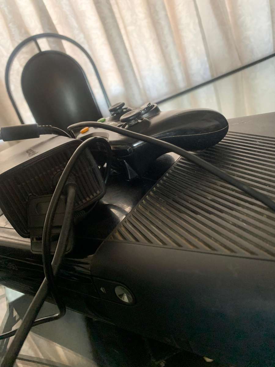 Xbox 360 with 2 controllers + Xbox charge kit