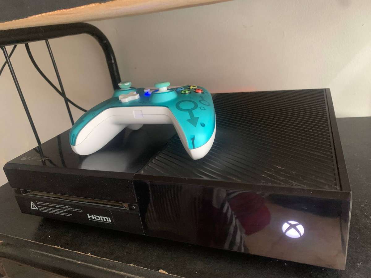 Xbox One Console with wireless Controller