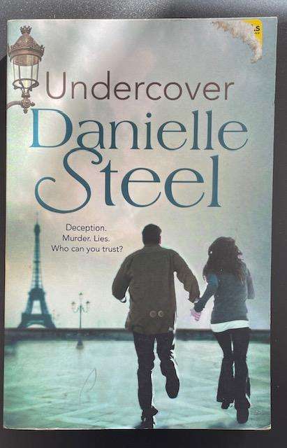 DANIELLE STEELE - UNDERCOVER -  320 PAGES
