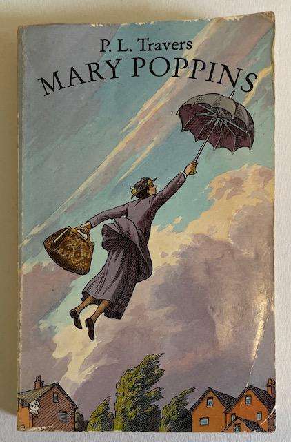 MARY POPPINS - P . L . TRAVERS - 221 pages