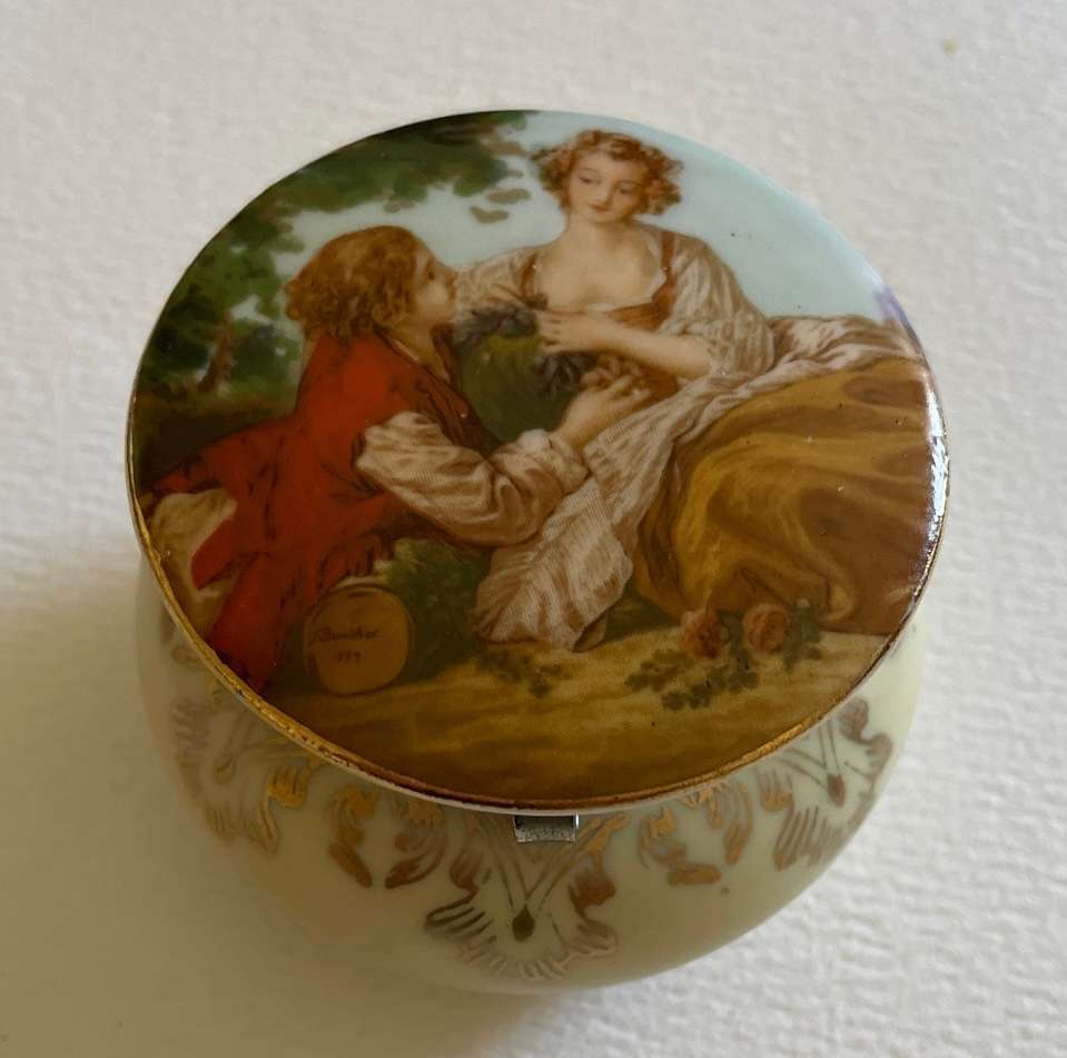 Beautiful Vintage, Limoges style trinket box.  - Ceramic / porcelain. 4cm high x 6cm wide.