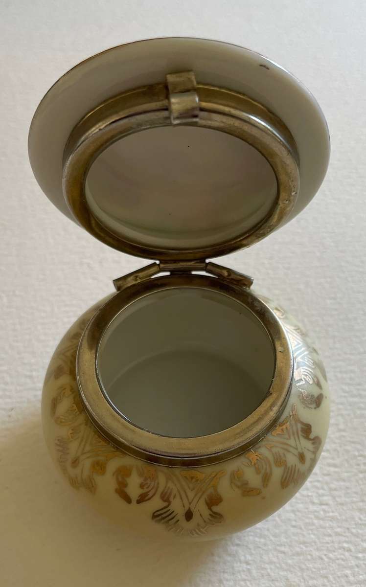 Beautiful Vintage, Limoges style trinket box.  - Ceramic / porcelain. 4cm high x 6cm wide.