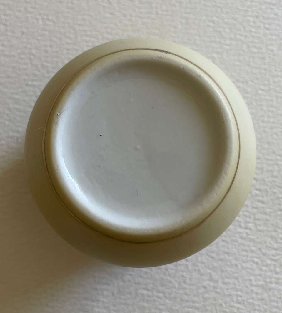 Beautiful Vintage, Limoges style trinket box.  - Ceramic / porcelain. 4cm high x 6cm wide.