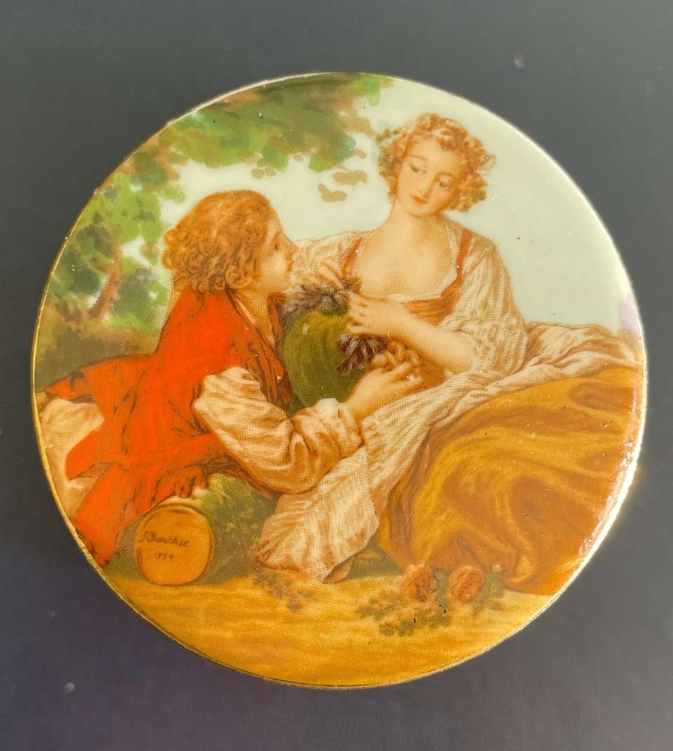 Beautiful Vintage, Limoges style trinket box.  - Ceramic / porcelain. 4cm high x 6cm wide.