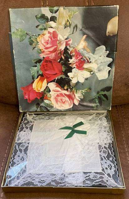 Vintage Lace Handkerchief gift set from 1930's - SCARCE FIND - In original packaging!