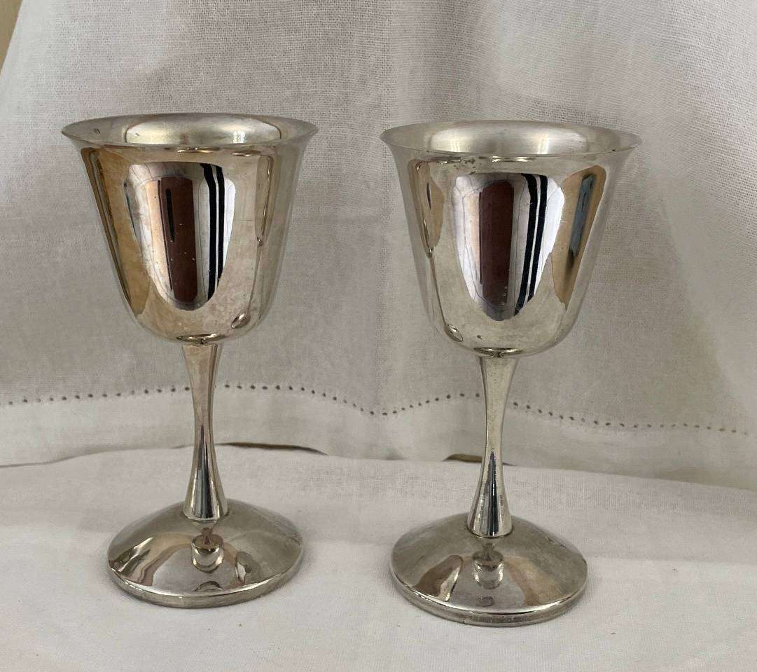 TWO VINTAGE VISIUC SA EP SPANISH WINE GOBLETS - 14CM TALL X 7CM WIDE