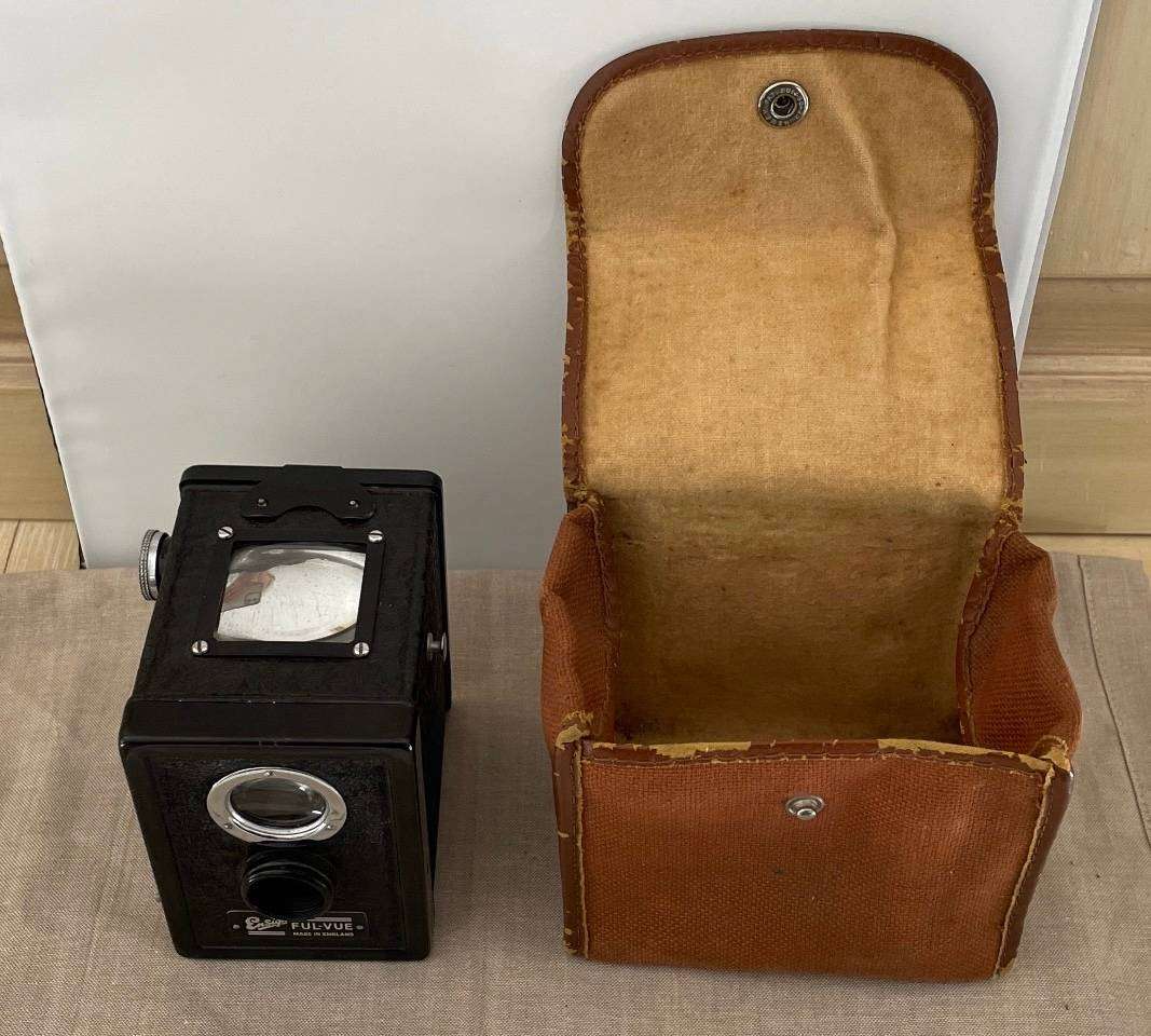 Vintage 1940's post war metal ENSIGN FUL-VUE Box Camera with original case