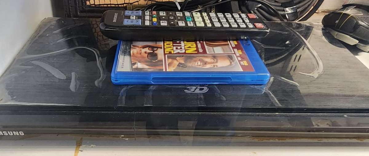 SAMSUNG BLU-RAY 3D DVD PLAYER WITH REMOTE. MODEL-DBD-D5500