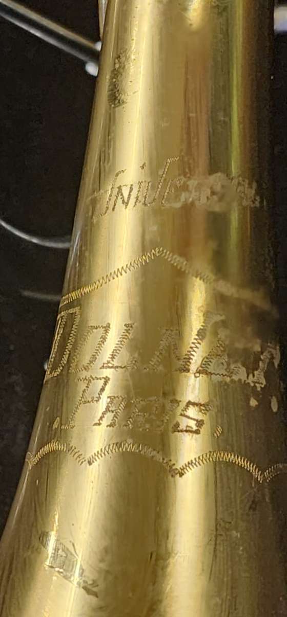 UNIVERSAL DOLNET PARIS TRUMPET.
