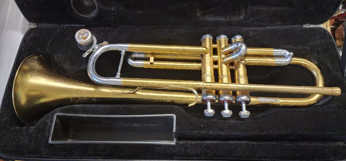 UNIVERSAL DOLNET PARIS TRUMPET.