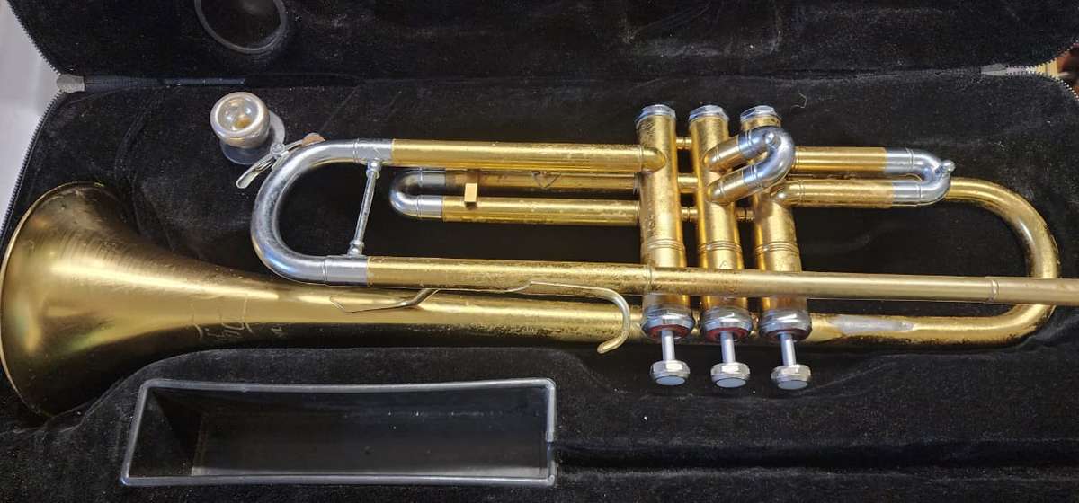UNIVERSAL DOLNET PARIS TRUMPET.