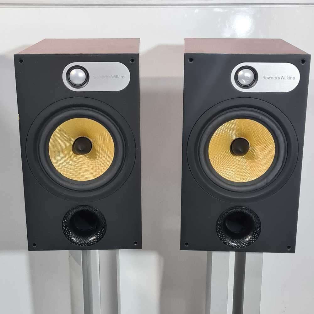 B&W 684 Bookshelf speakers