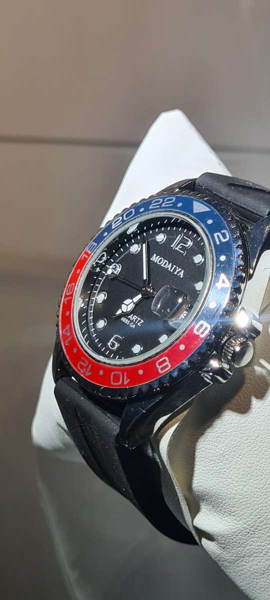 Sleek Luminous Men's Calendar Watch