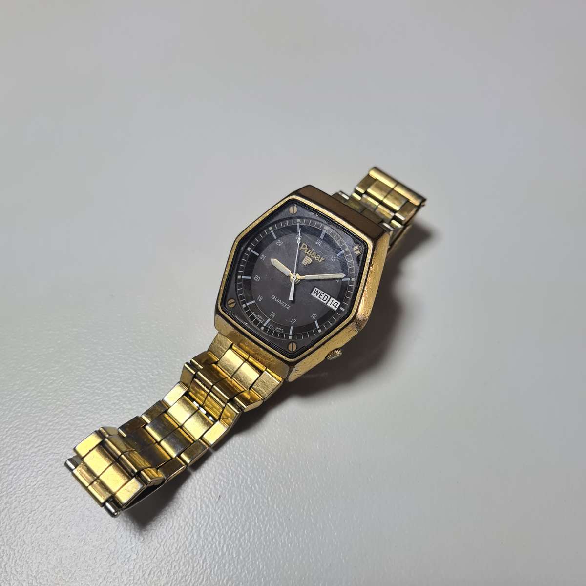 Vintage Pulsar Diver Y513-7009 Quartz 24HR Dial gold plated Day Date Watch Runs