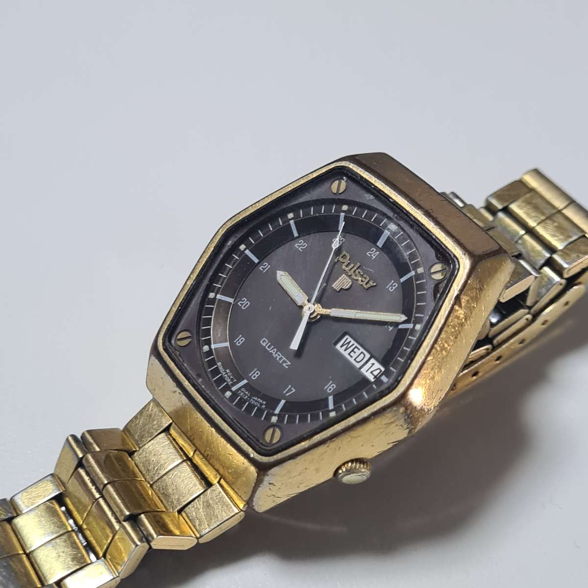 Vintage Pulsar Diver Y513-7009 Quartz 24HR Dial gold plated Day Date Watch Runs