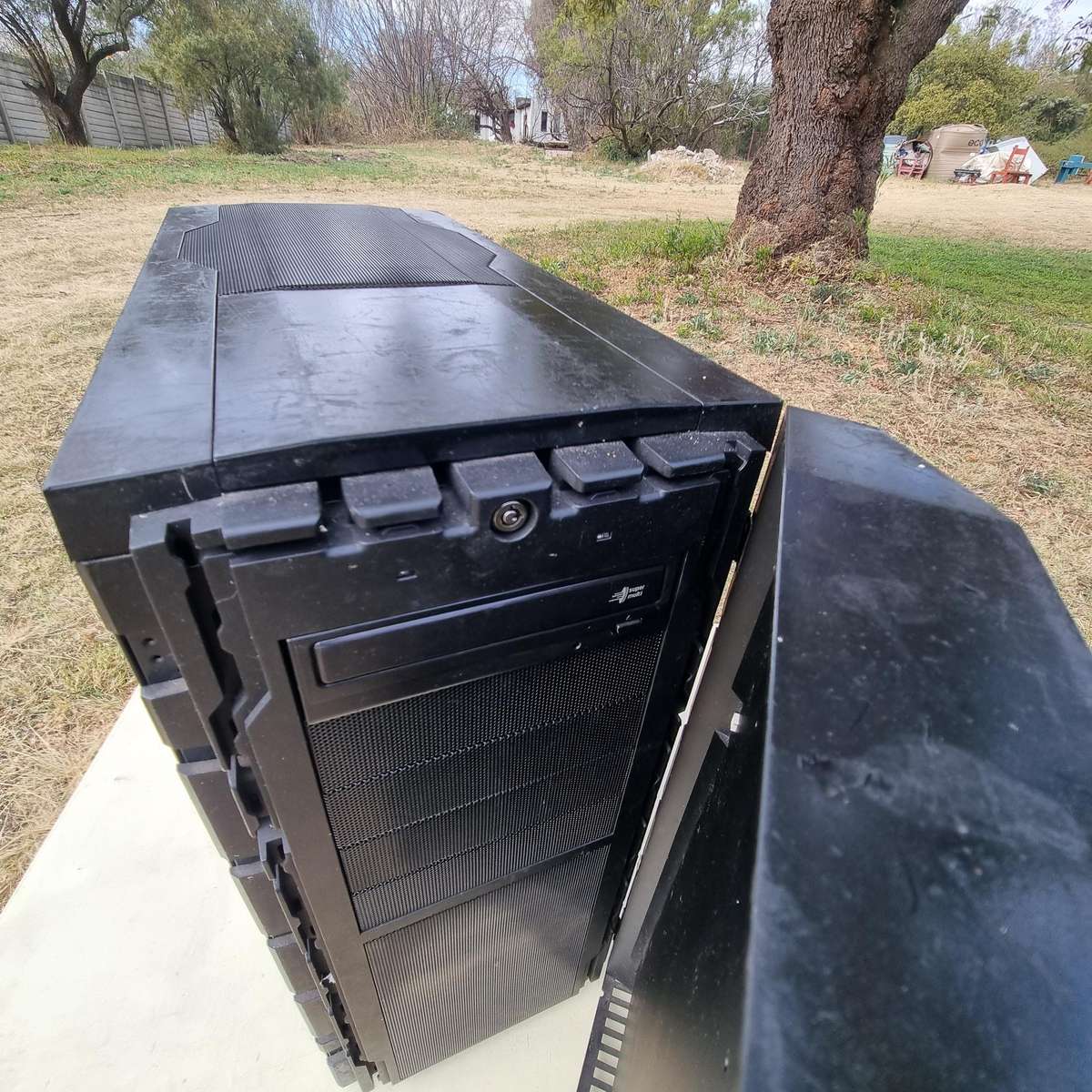 (Empty) Big Gaming Case with huge LED fans