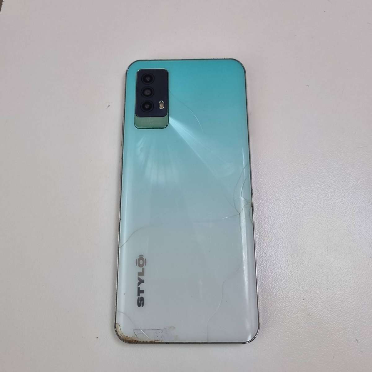 Stylo smart phone (switches on / damaged screen)