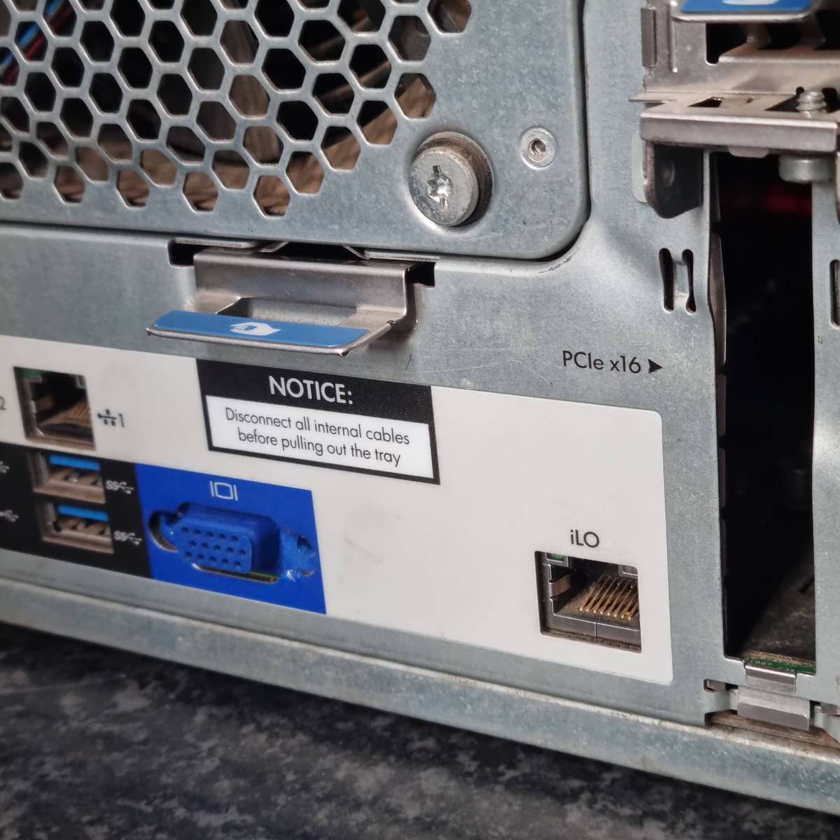 HP ProLiant MicroServer Gen8. (keeps flashing red)