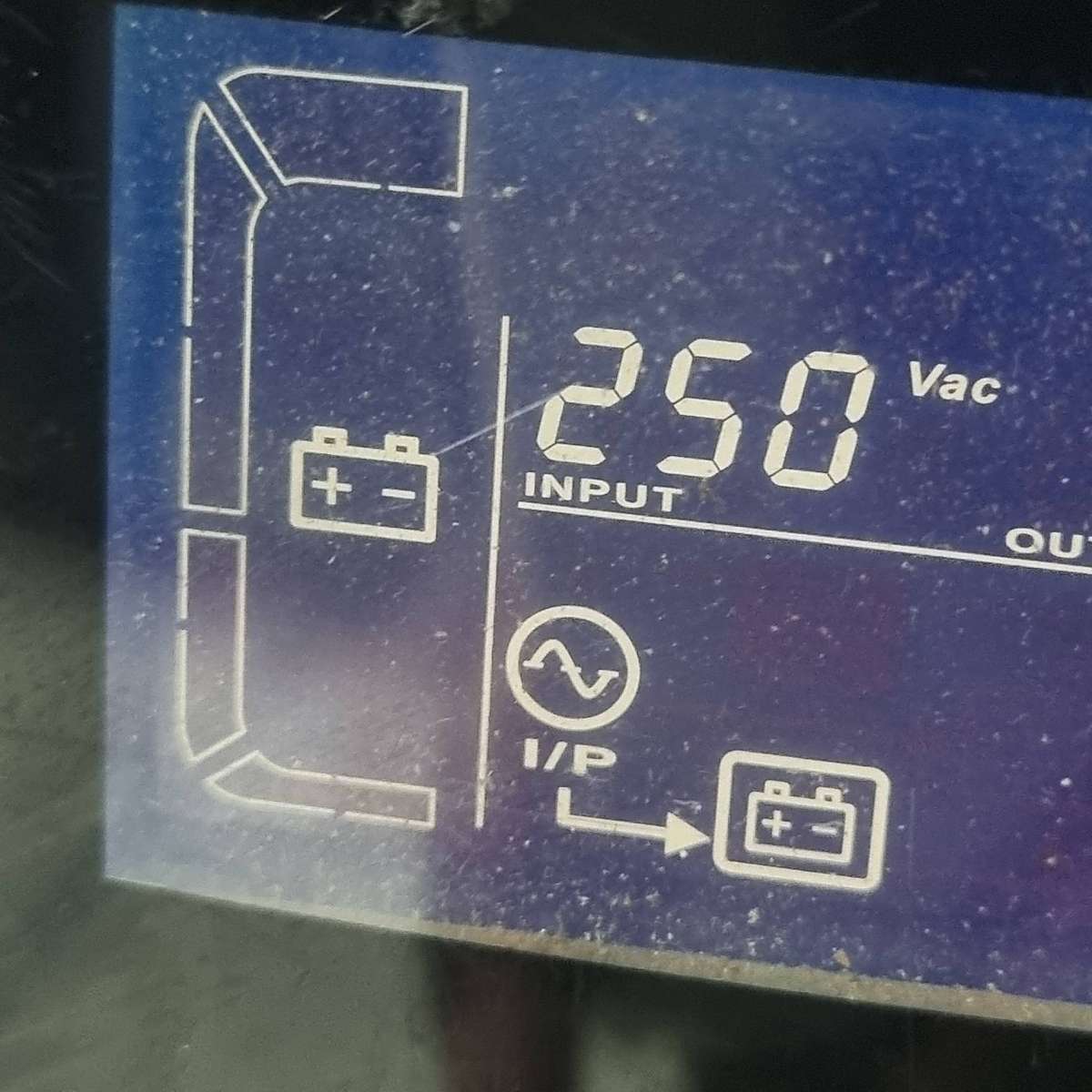 Q-ON QS-2K UPS (2000 VA / 1600 W)