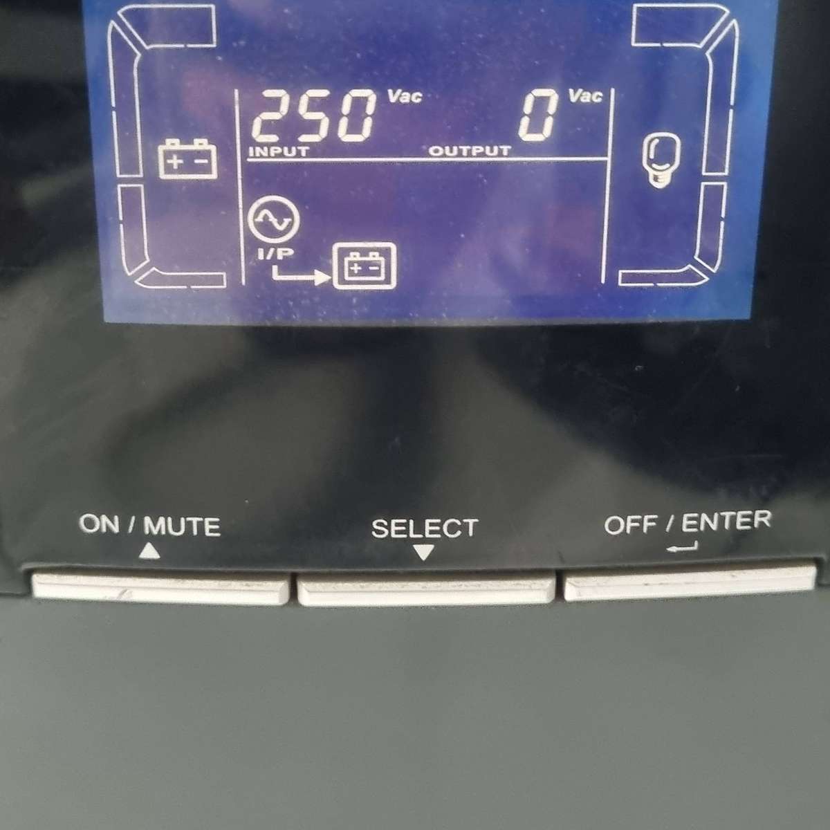 Q-ON QS-2K UPS (2000 VA / 1600 W)