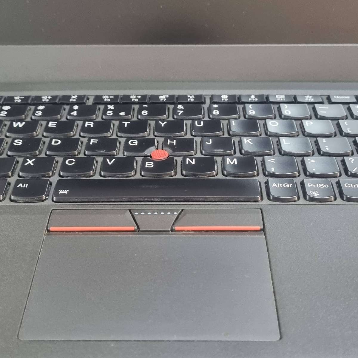 Lenovo ThinkPad X270  Switches On & Off (Needs Attention)