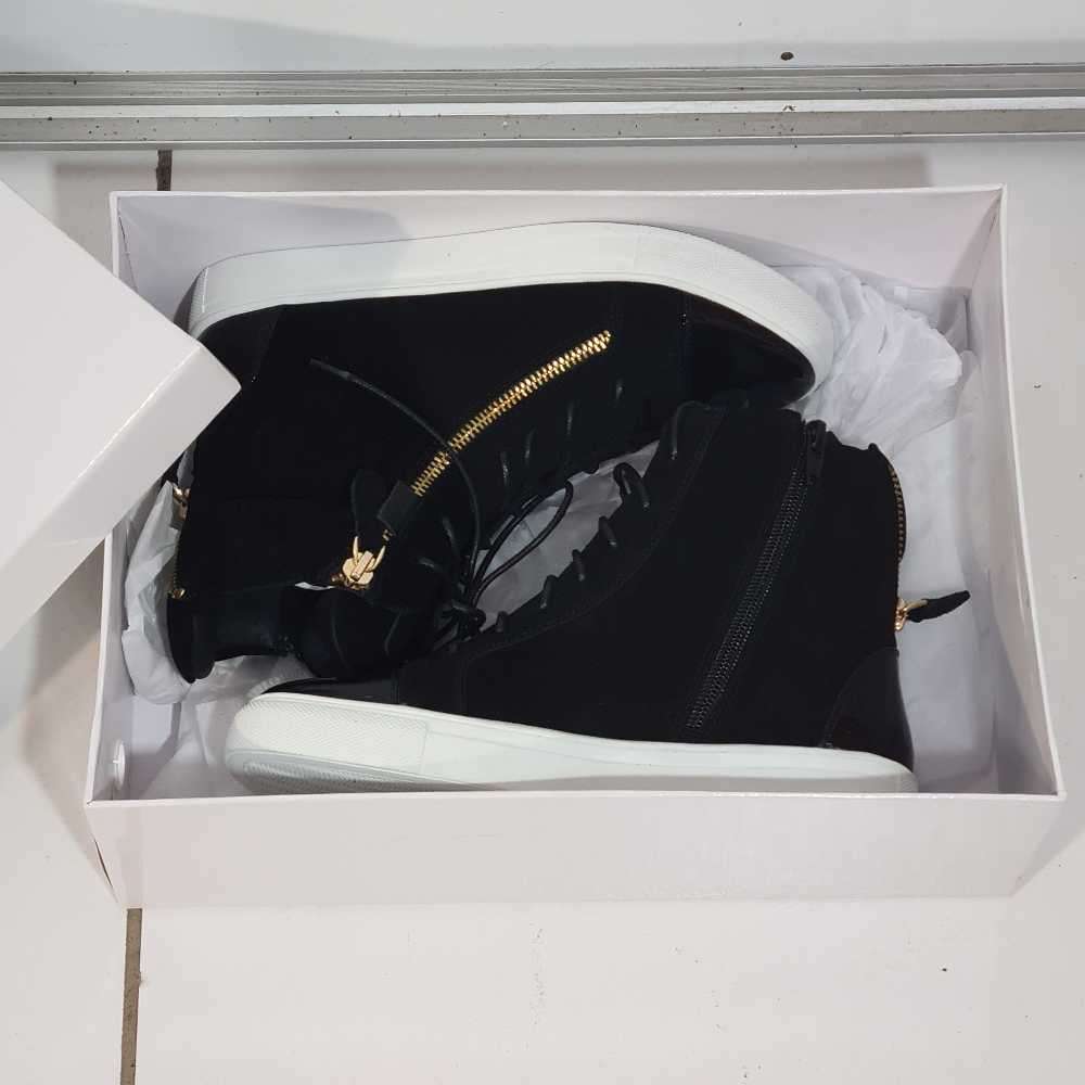 Beautiful women's / girls shoes. SIZE 2.5 (We have more in stock)