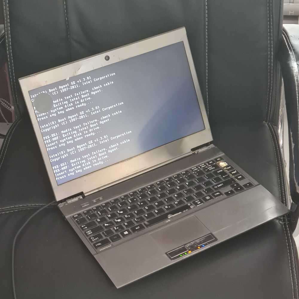 Toshiba (Turns on) Core i7 vPro to fix or for spares x 2