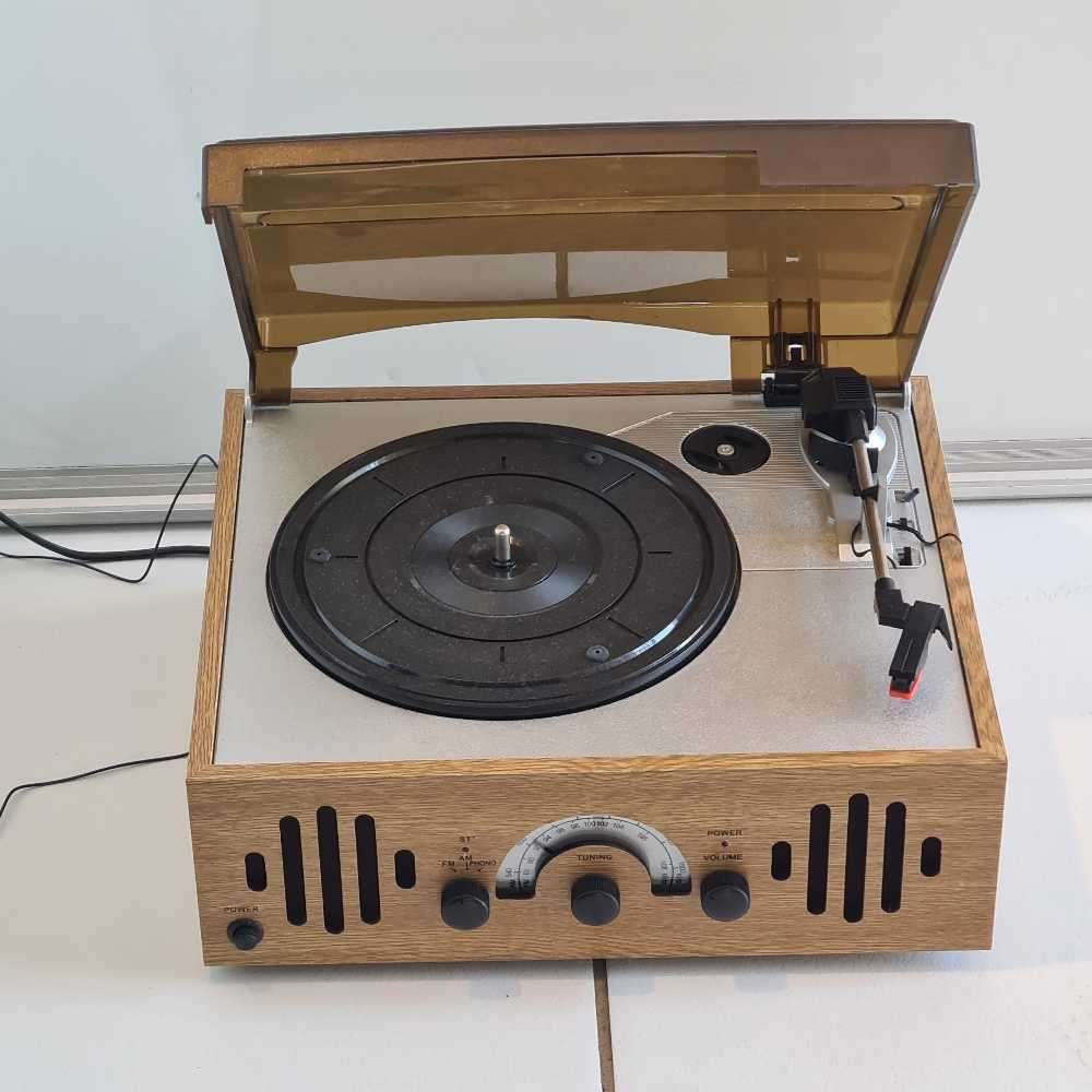 Classic phono, FM, AM and Aux player