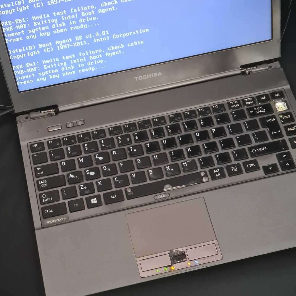 Toshiba (Turns on) Core i7 vPro to fix or for spares x 2