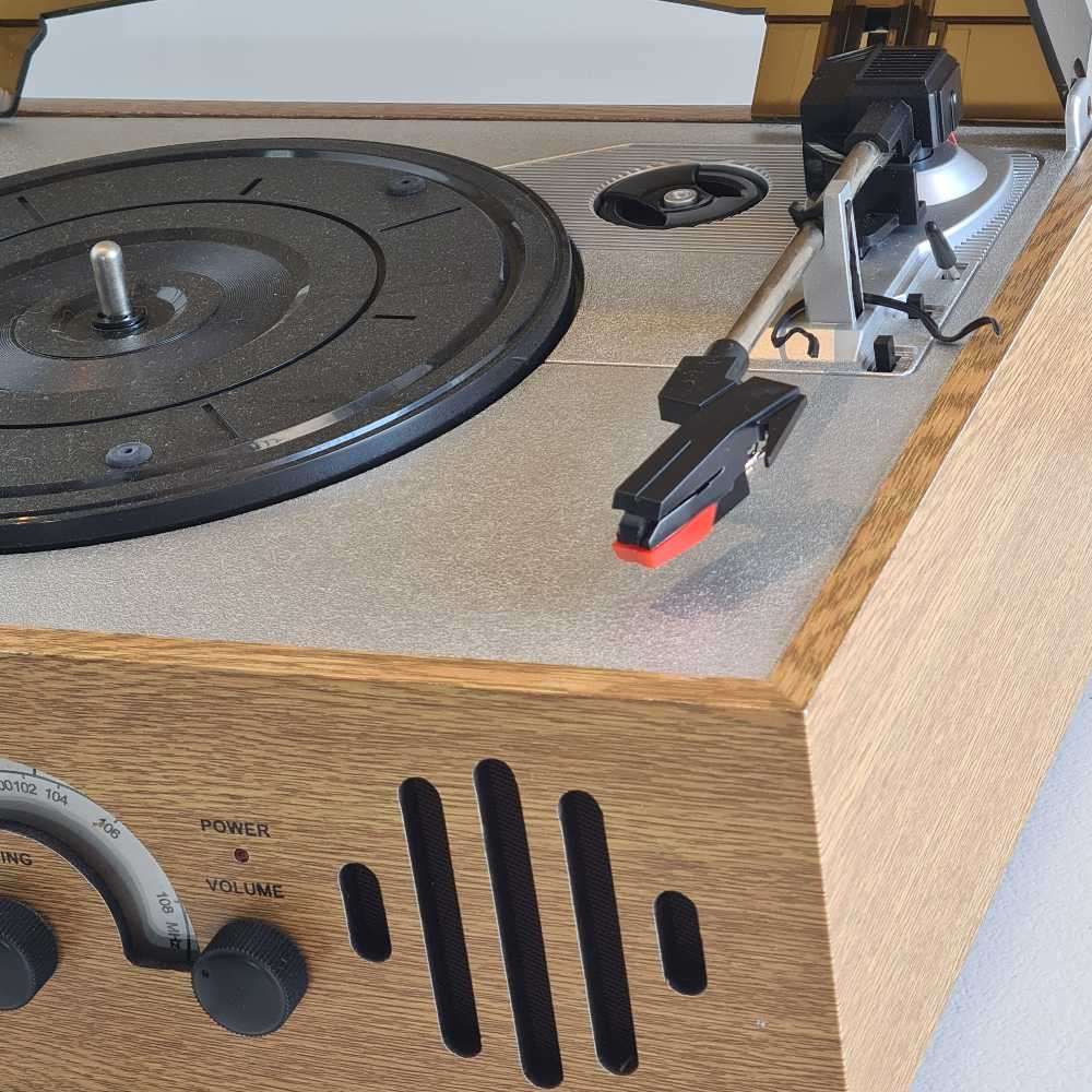 Classic phono, FM, AM and Aux player