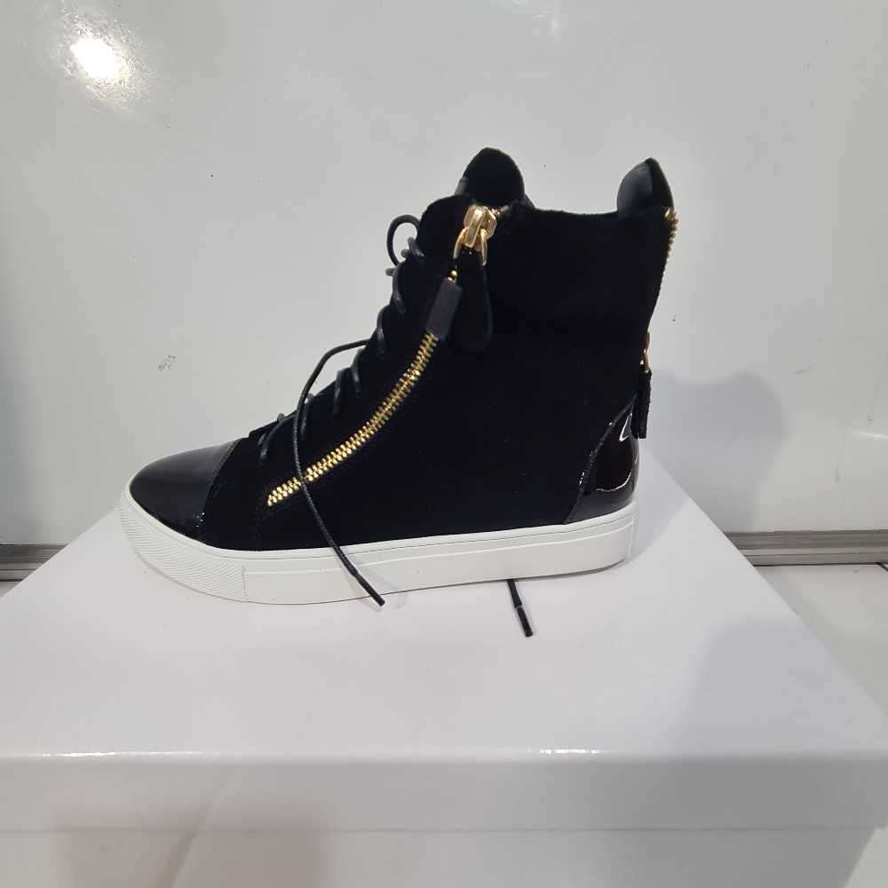 Beautiful women's / girls shoes. SIZE 2.5 (We have more in stock)