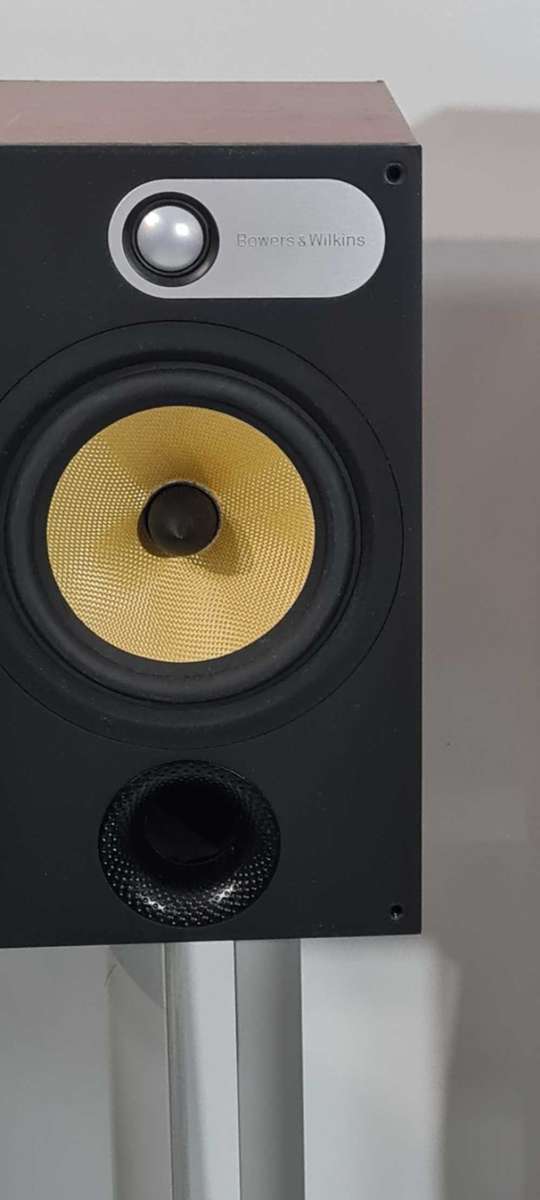 B&W 684 Bookshelf speakers
