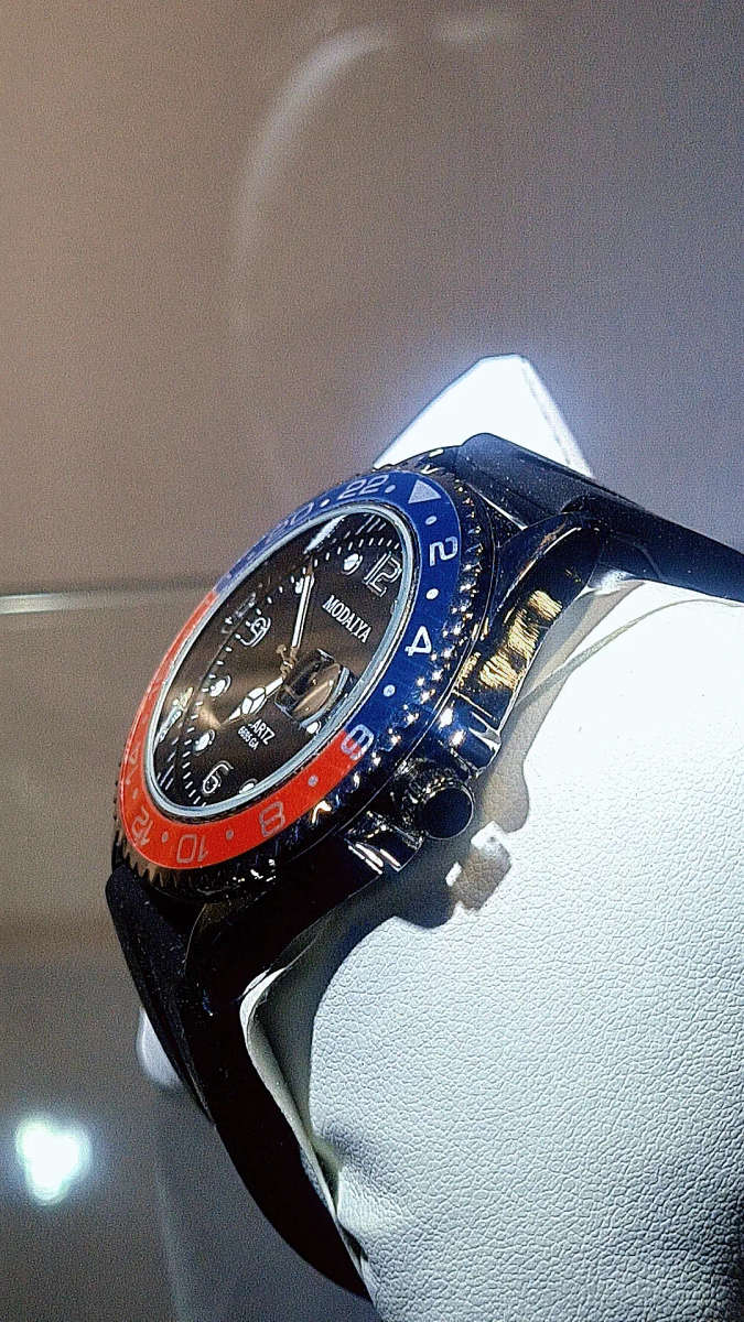 Sleek Luminous Men's Calendar Watch