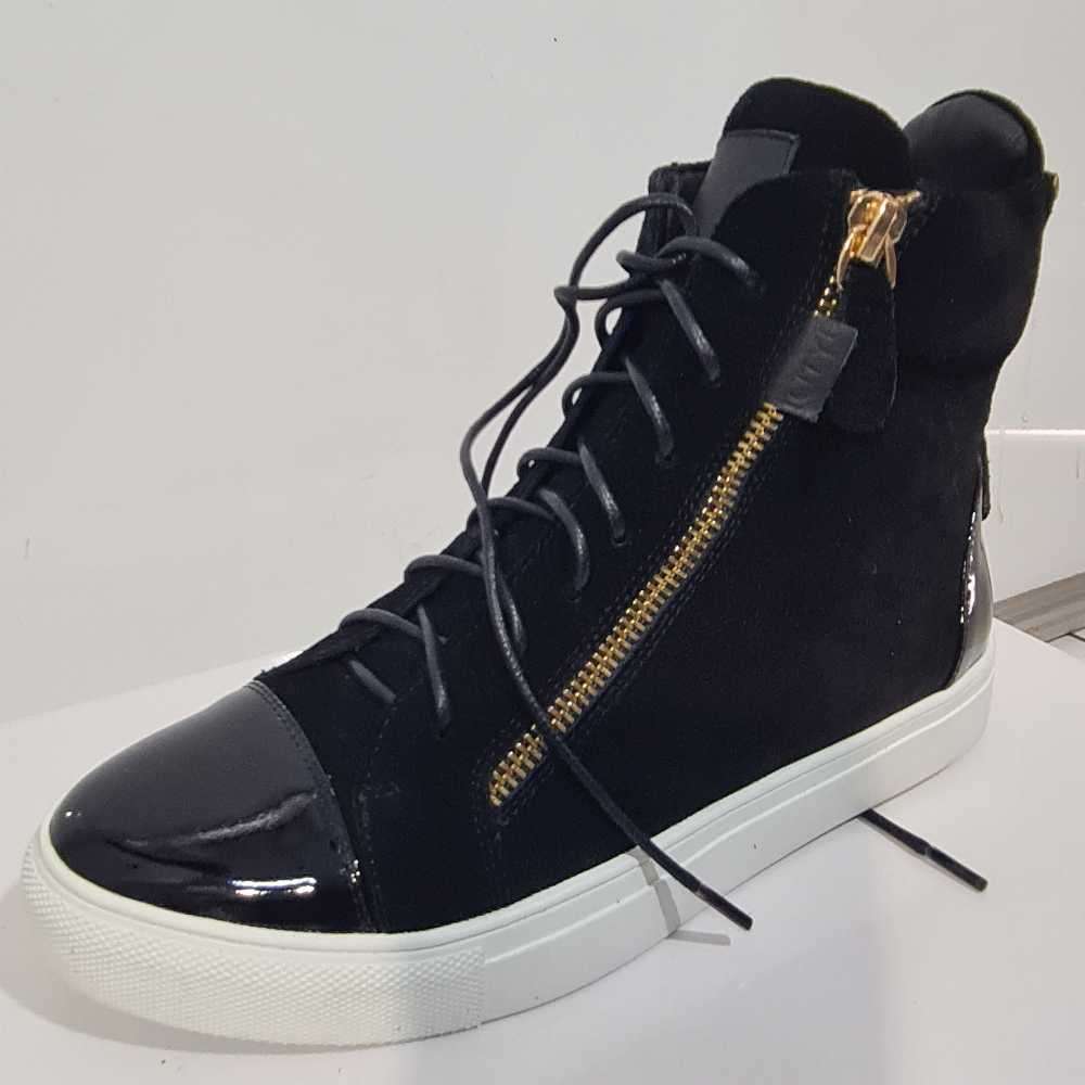 Beautiful women's / girls shoes. SIZE 2.5 (We have more in stock)