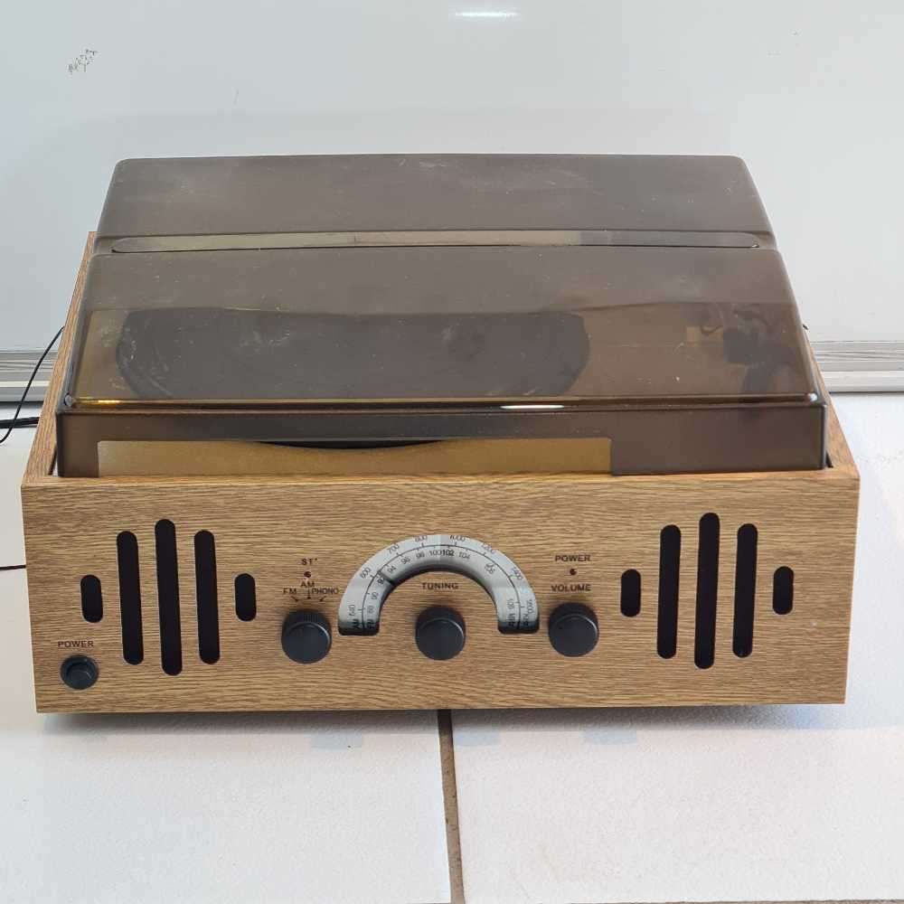 Classic phono, FM, AM and Aux player