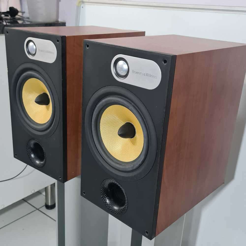 B&W 684 Bookshelf speakers