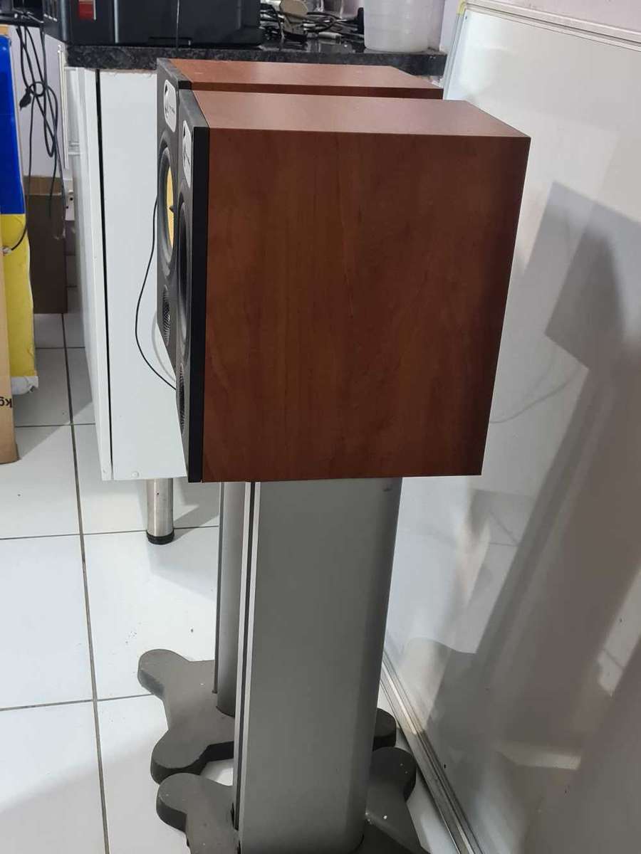 B&W 684 Bookshelf speakers