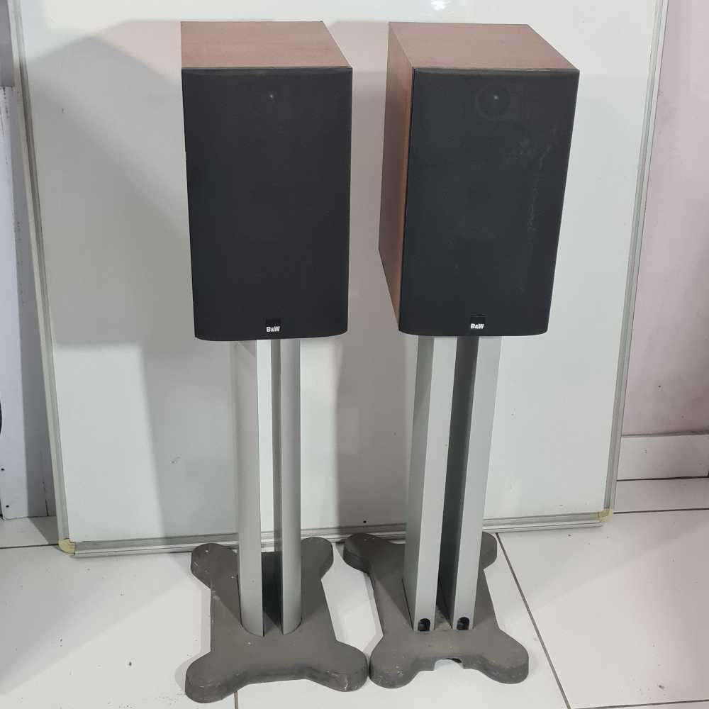 B&W 684 Bookshelf speakers