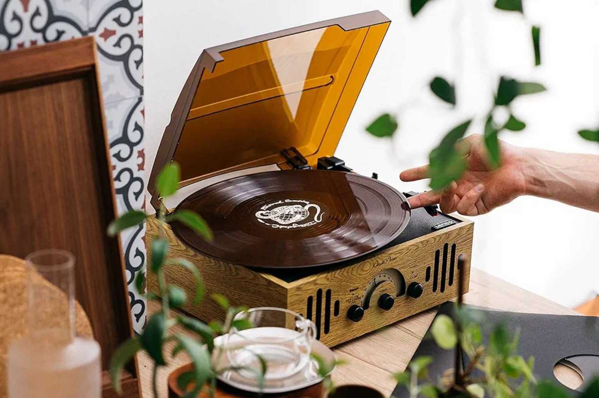 Classic phono, FM, AM and Aux player