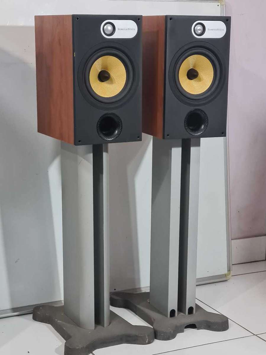B&W 684 Bookshelf speakers